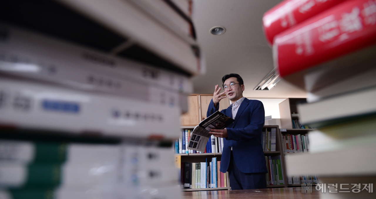 염형국 변호사가 28일 오후 서울 종로구의 사무실에서 헤럴드경제와 인터뷰를 가지고 있다. 박해묵 기자