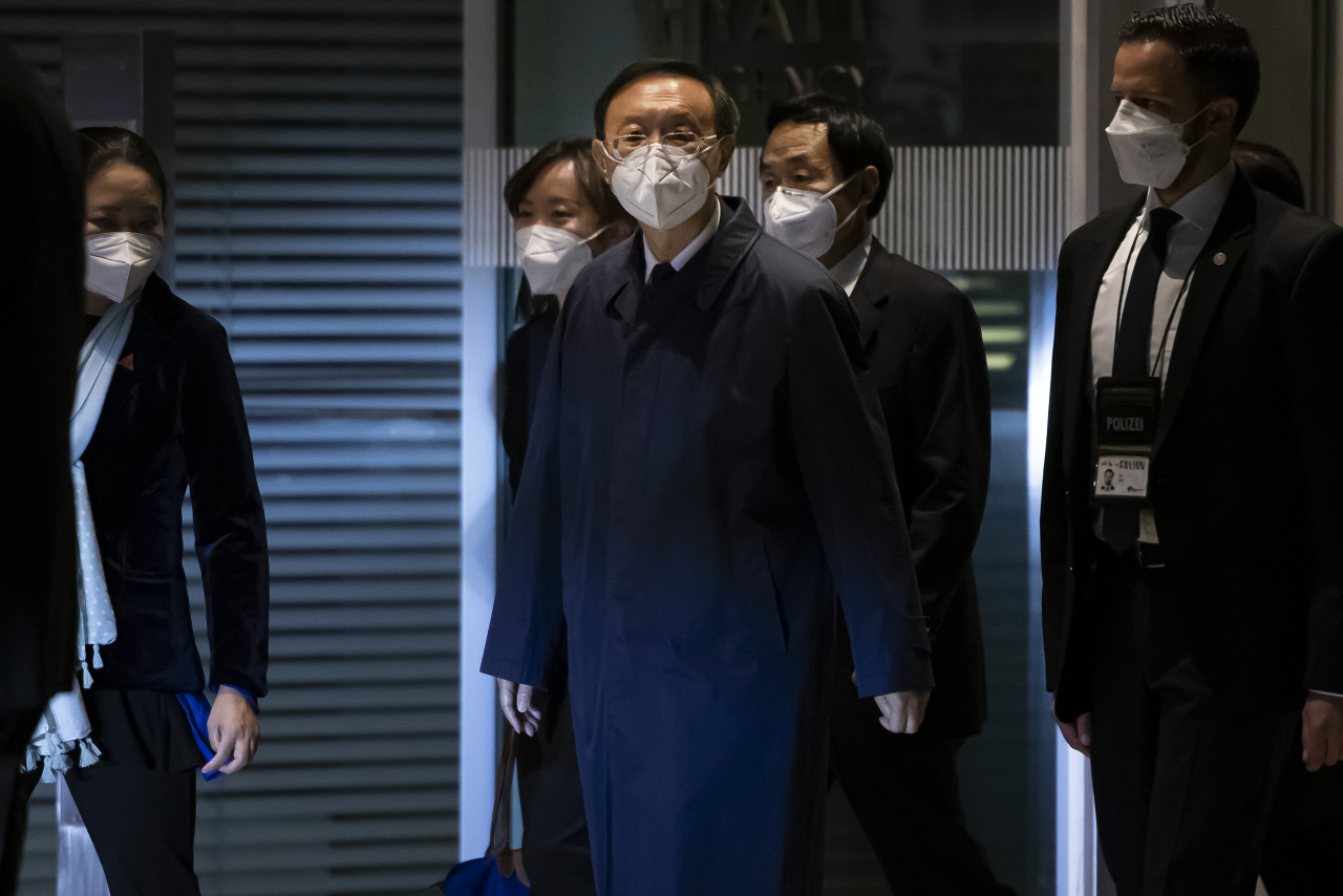 양제츠(楊潔篪·가운데) 중국 공산당 외교담당정치국원이 지난 6일(현지시간) 스위스 취리히 공항에 위치한 하얏트 공항에서 수행원과 함께 이동하고 있다. [AP]