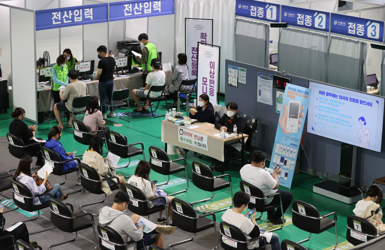 서울 서대문구 북아현문화체육센터에 마련된 신종 코로나바이러스 감염증(코로나19) 백신 예방접종센터를 찾은 시민들이 백신 접종을 한 뒤 대기하고 있다. [연합]
