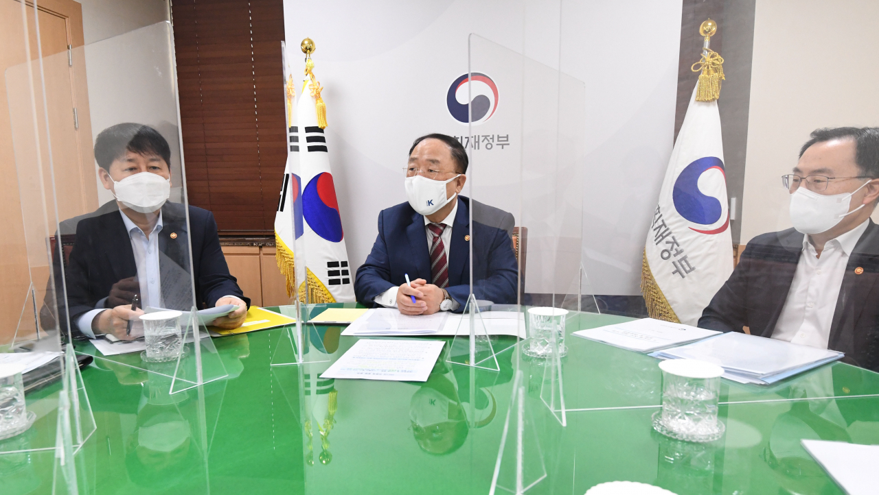 정부가 코로나19 대응과정에서 필요성이 제기된 백신·신약개발 인프라 조성에 박차를 가한다. 내년 예산으로 122억원이 준비됐다. 전임상 지원제도 영구화가 골자다. 바이러스 연구자원센터, 영장류 실험시설 등 연구인프라도 추가적으로 구축한다.홍남기 부총리 겸 기획재정부 장관은 8일 경기도 성남시에 위치한 SK바이오사이언스에서 제15차 혁신성장 빅3(미래차·바이오·반도체) 추진회의를 주재하고 “코로나19 대응과정에서 지원을 시작한 백신 등에 대한 전임상 지원제도를 ‘전임상시험 통합시스템(생명연)’으로 항구화하여 벤처기업들의 접근성을 제고하겠다”며 이같이 밝혔다. 사진은 전날 서울 광화문 정부서울청사에서 대외경제 분야 주요 현안을 점검차 관계장관회의(녹실회의)를 주재하고 있는 홍 부총리. [기획재정부 제공]