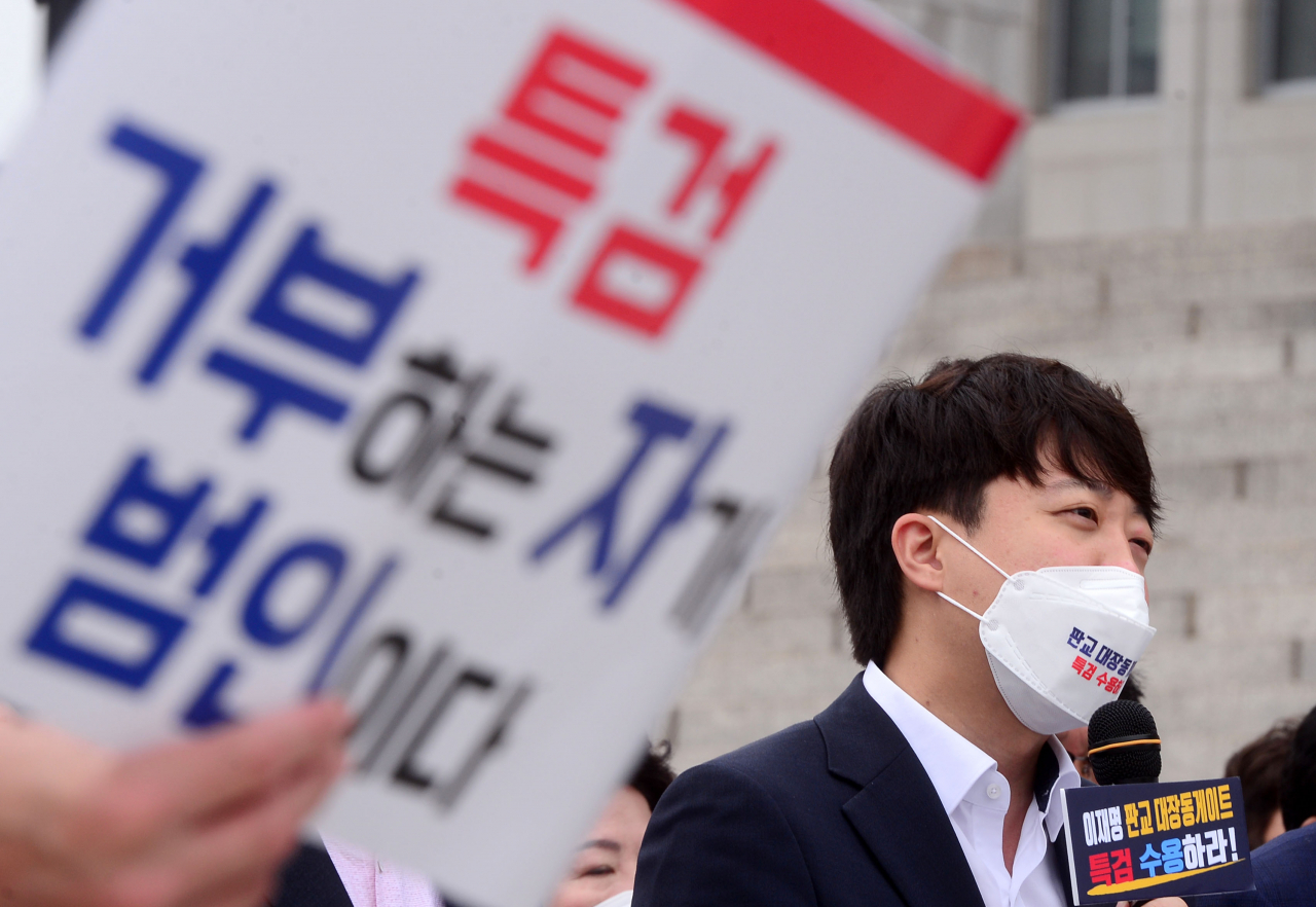 국민의힘 이준석 대표가 8일 오전 서울 여의도 국회 본청 앞 계단에서 열린 '대장동 게이트 특검 추진 천막투쟁본부 출정식'에서 발언하고 있다. [연합]