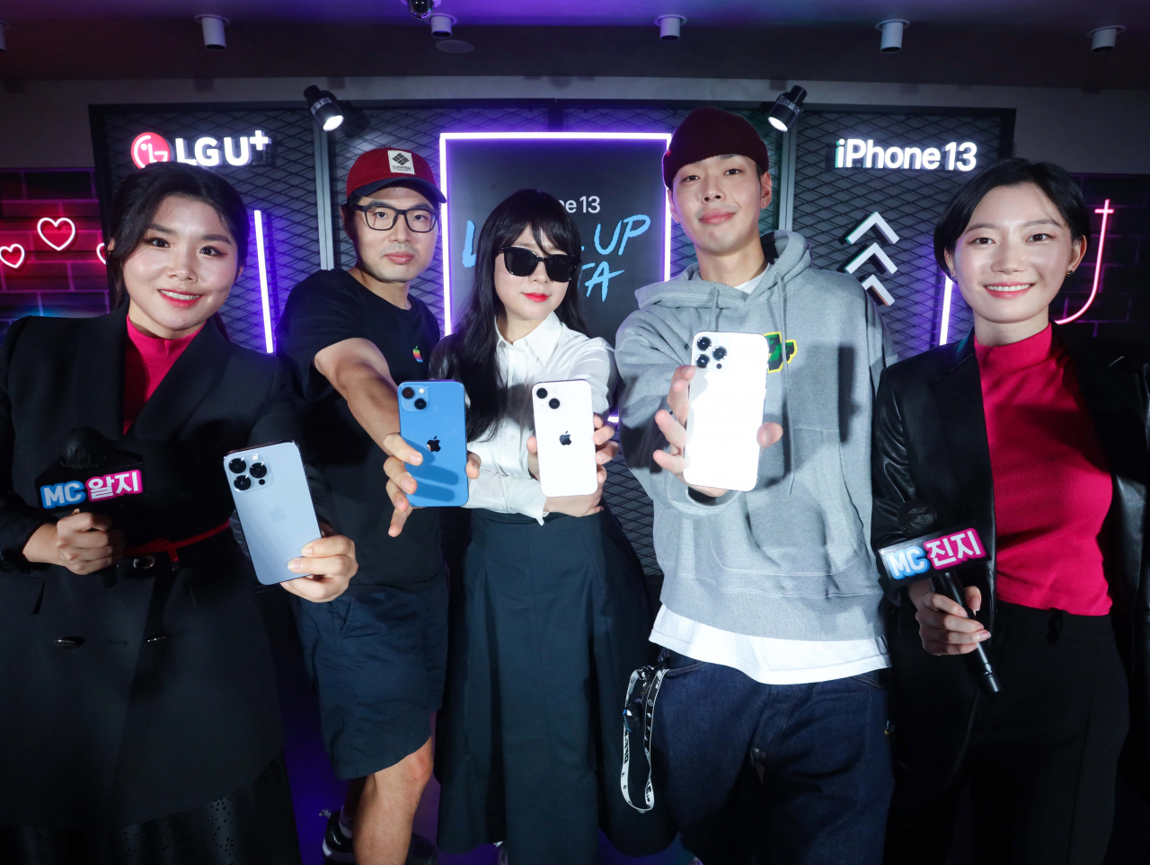 LG유플러스가 개최한 비대면 iPhone 13 론칭 행사 진행 후 iPhone 13 새 제품을 들고 기념사진을 촬영하는 모습. 좌측부터 방구석리뷰룸, 에디터H, 샘바이펜.