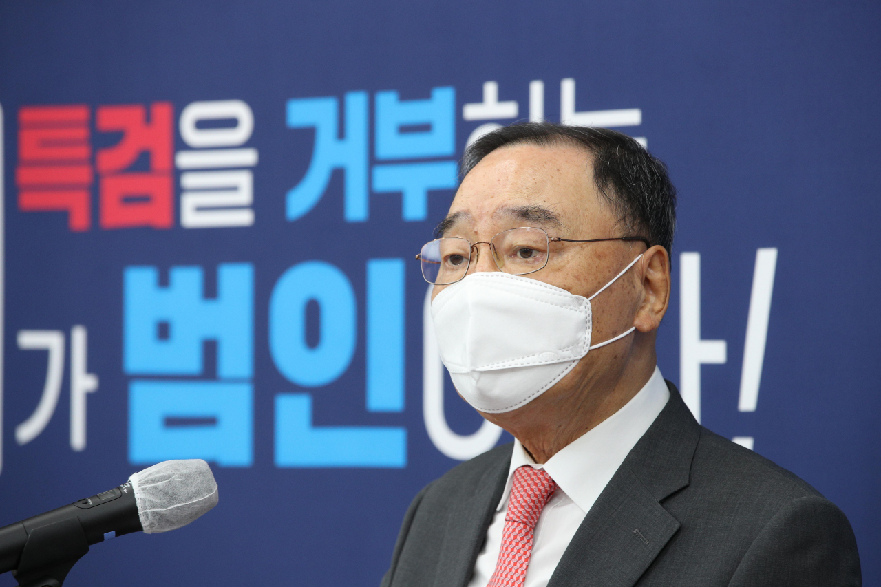정홍원 국민의힘 선거관리위원장이 8일 오전 국회에서 대선 후보를 8명에서 4명으로 압축하는 2차 예비경선(컷오프) 결과를 발표하고 있다. 원희룡, 유승민, 윤석열, 홍준표 후보(가나다순)가 2차 예비경선을 통과했다. [연합]