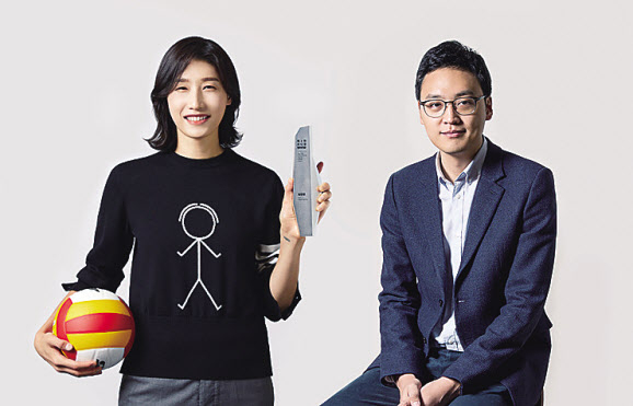 김연경(왼쪽) 배구선수와 이승건 비바리퍼블리카 대표. [포니정재단 제공]