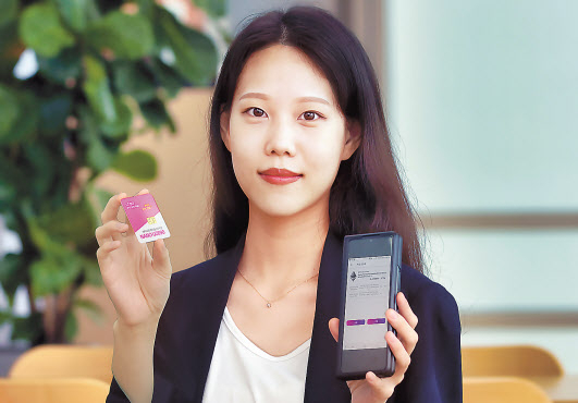LG유플러스 모델이 ‘물리적 복제 방지기능(PUF)’ 기반 유심(USIM) 보안 기술을 소개하고 있다. [LG유플러스 제공]