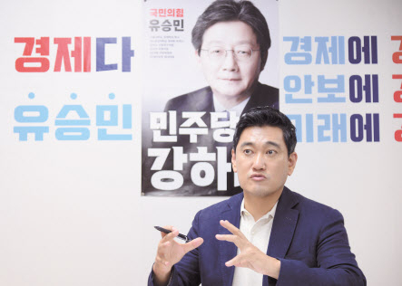 유승민 캠프의 오신환 종합상황실장이 지난 6일 서울 여의도 희망22에서 헤럴드경제와 인터뷰를 하고 있다. 이상섭 기자