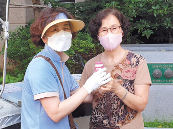 hy가 코로나19로 인해 부모를 자주 만날 수 없는 사람들을 위해 물품을 대신 전달하고 문자로 상황을 알려 주는 캠페인을 진행하고 있다. [hy제공]