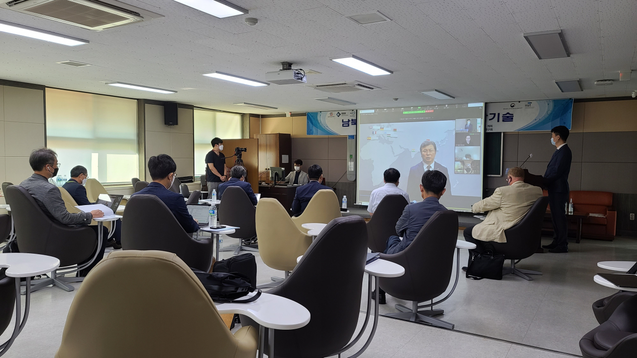 8일 통일과학기술연구협의회가 주최한 ‘남북 과학기술 협력 심포지엄’에서 김복철 NST 이사장이 축사를 전하고 있다.[통과협 제공]