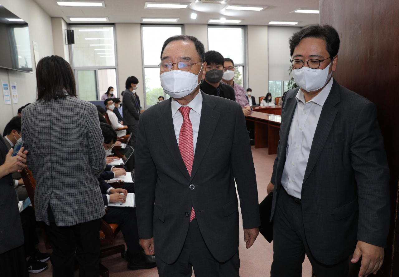 국민의힘 정홍원 선거관리위원장이 8일 오전 국회에서 대선 후보를 8명에서 4명으로 압축하는 2차 예비경선(컷오프) 결과를 발표한 뒤 회의실을 나서고 있다. 원희룡, 유승민, 윤석열, 홍준표 후보가 2차 예비경선을 통과했다. [연합]