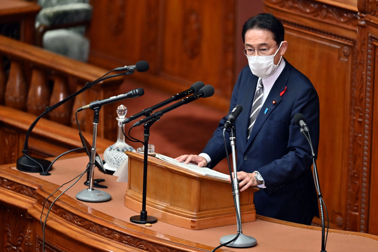 기시다 후미오(岸田文雄) 신임 일본 총리가 8일 오후 도쿄(東京) 국회에서 취임 후 첫 국회 연설을 하고 있다. [AFP]
