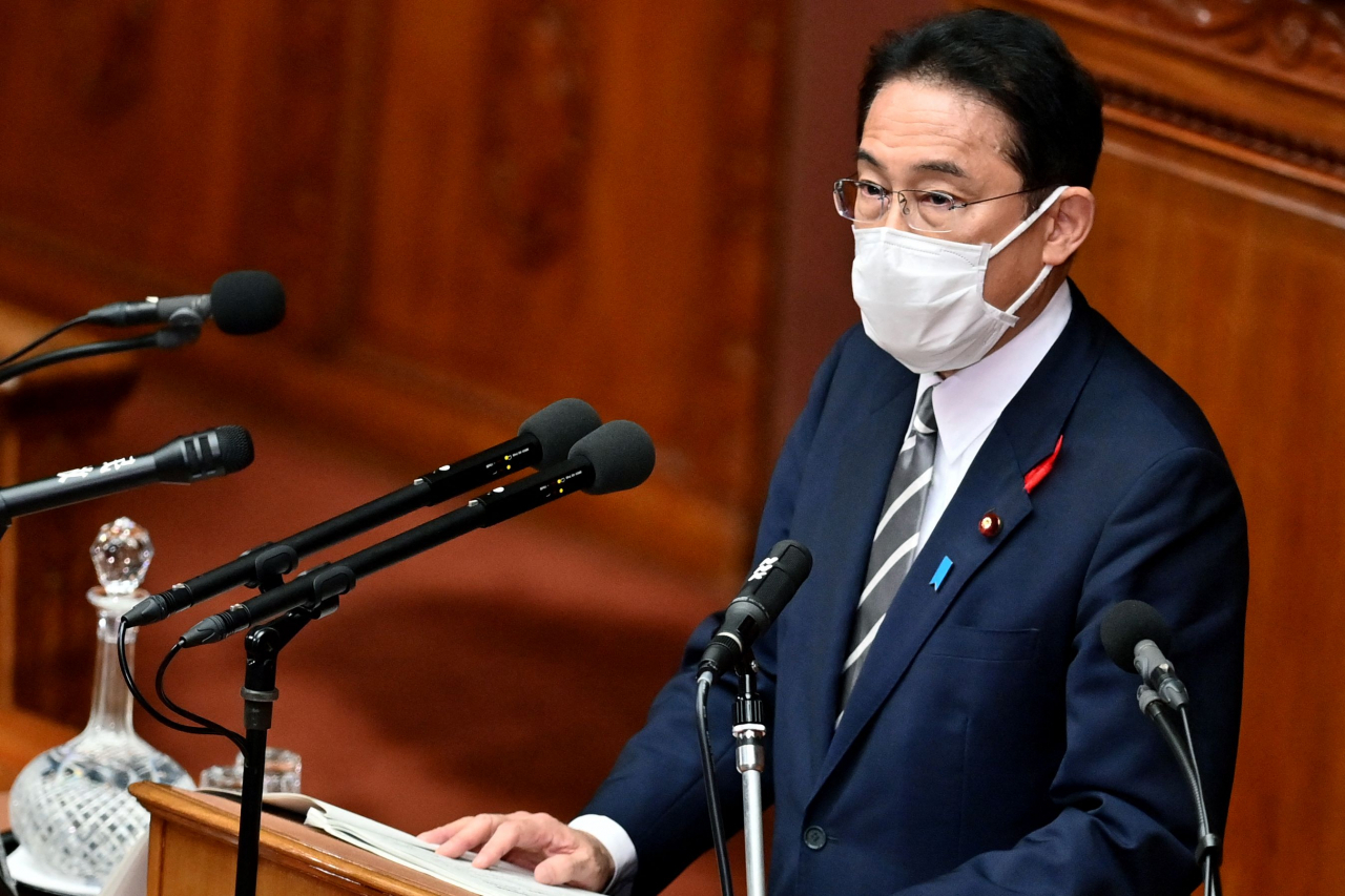 기시다 후미오(岸田文雄) 신임 일본 총리가 8일 오후 도쿄(東京) 국회에서 취임 후 첫 국회 연설을 하고 있다. [AFP]