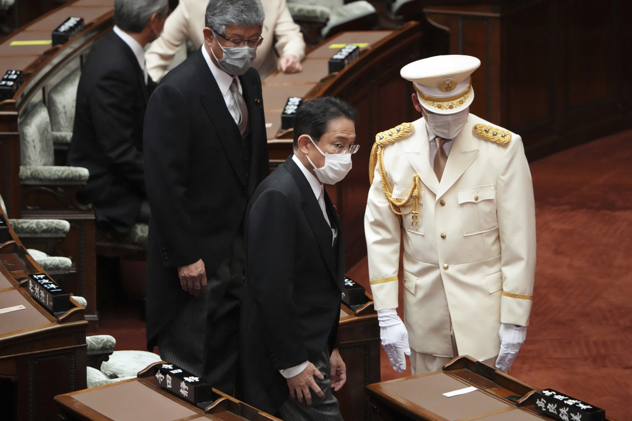 기시다 후미오(岸田文雄) 신임 일본 총리가 8일 오후 도쿄(東京) 국회에서 개회된 특별 회기에 참석하기 위해 자리에 앉고 있다. [EPA]