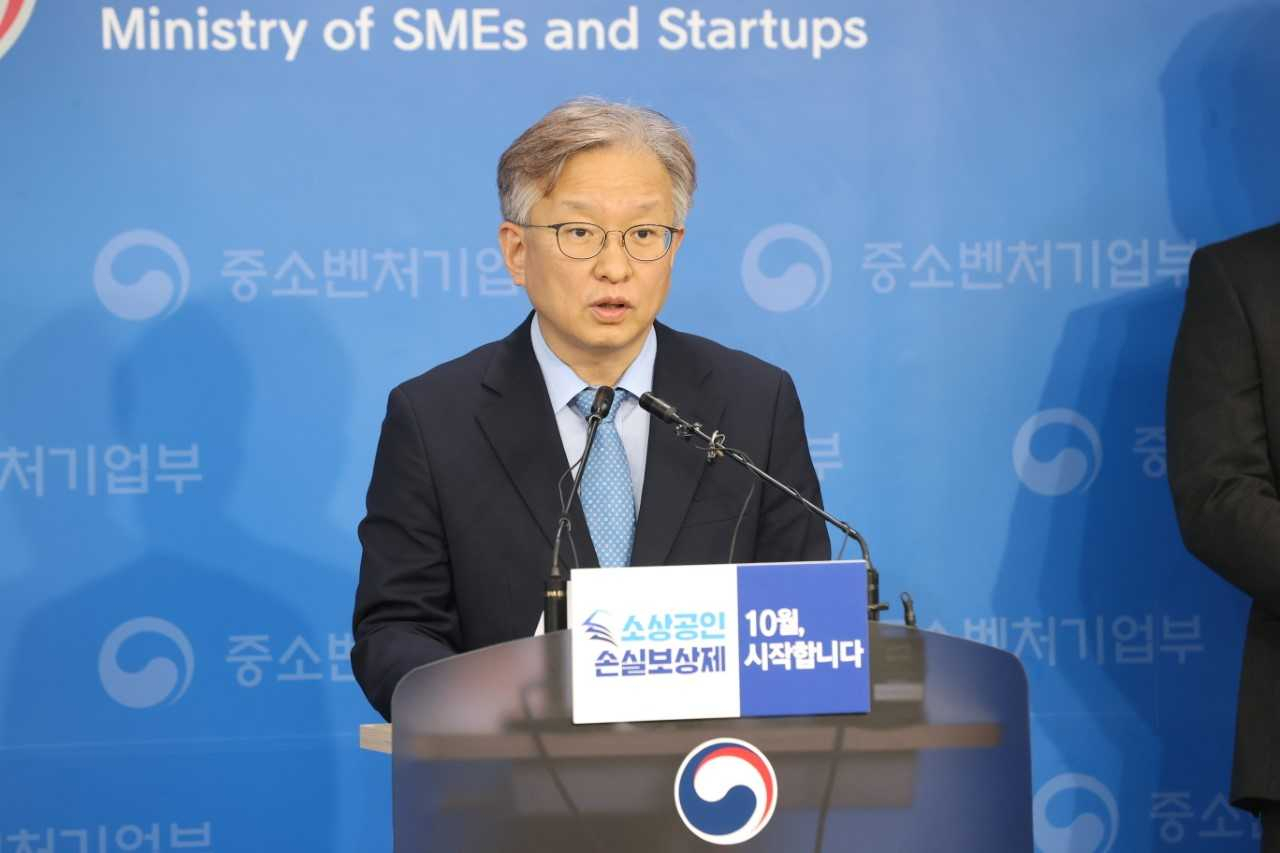 권칠승 중소벤처기업부 장관이 8일 정부 세종청사에서 소상공인 손실보상 삼의위원회 결과를 브리핑 하고 있다.[중소벤처기업부 제공]