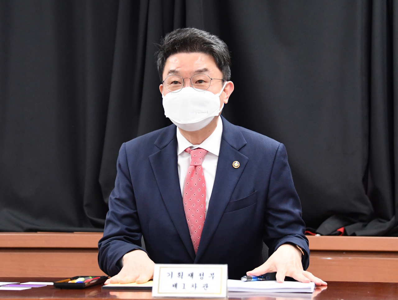 이억원 기획재정부 차관이 8일 정부서울청사에서 열린 '포스트 코로나시대 서비스산업 정책방향 간담회'에서 발언하고 있다. [기획재정부 제공. 재판매 및 DB 금지] 연합뉴스