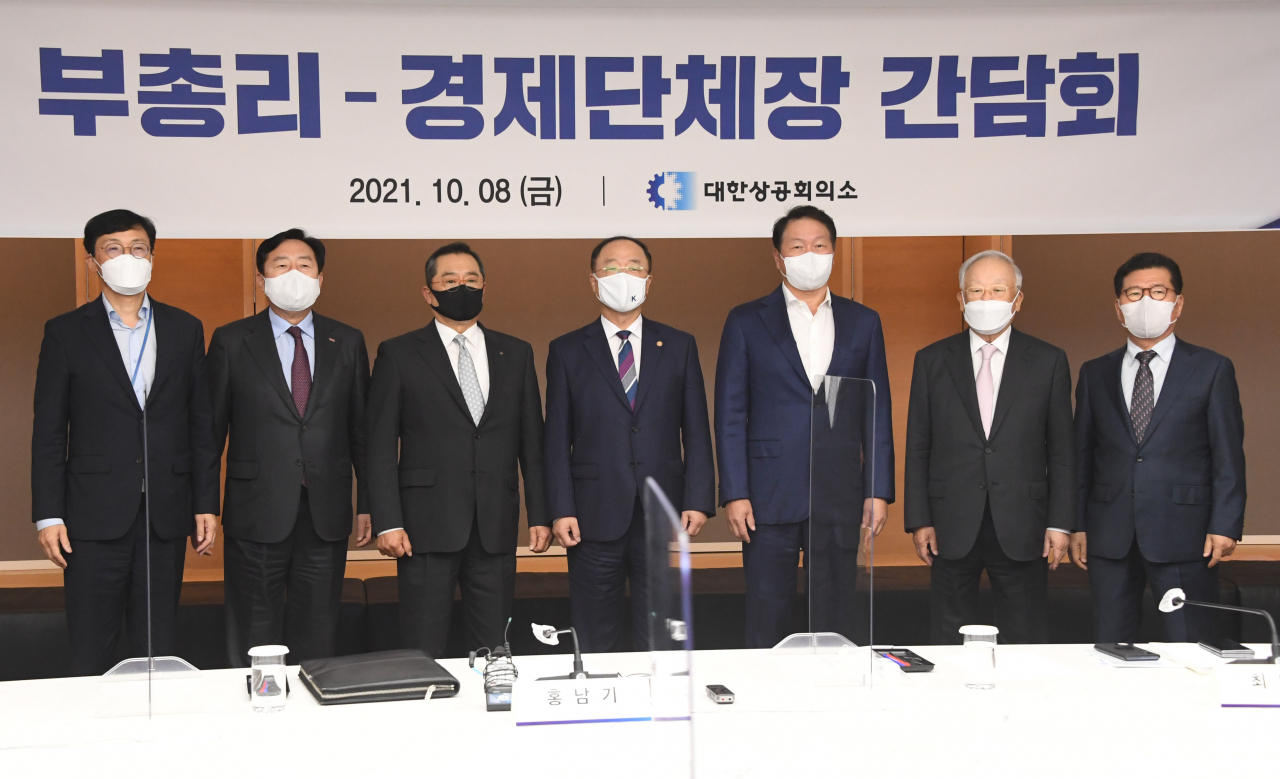 홍남기 경제부총리 겸 기획재정부 장관(왼쪽 네 번째)이 8일 오후 서울 중구 대한상공회의소에서 열린 '부총리-경제단체장 간담회'에서 기념 촬영을 하고 있다. 왼쪽부터 이호승 청와대 정책실장, 김기문 중소기업중앙회 회장, 구자열 한국무역협회 회장, 홍 부총리, 최태원 대한상공회의소 회장, 손경식 한국경영자총협회 회장, 반원익 한국중견기업연합회 상근부회장. [기획재정부 제공. 재판매 및 DB 금지] 연합뉴스