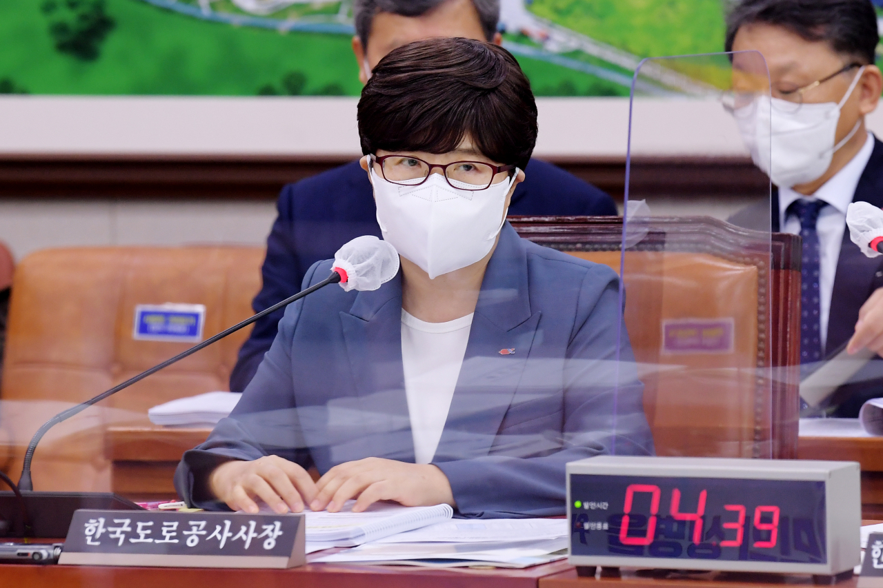 8일 서울 여의도 국회에서 열린 국토교통위원회의 한국도로공사 등에 대한 국정감사에서 김진숙 한국도로공사 사장이 답변하고 있다. [연합]
