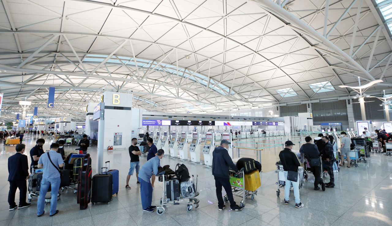 지난달 29일 영종도 인천국제공항 제1여객터미널 출국장이 해외 여행객들로 붐비고 있다. [연합뉴스]