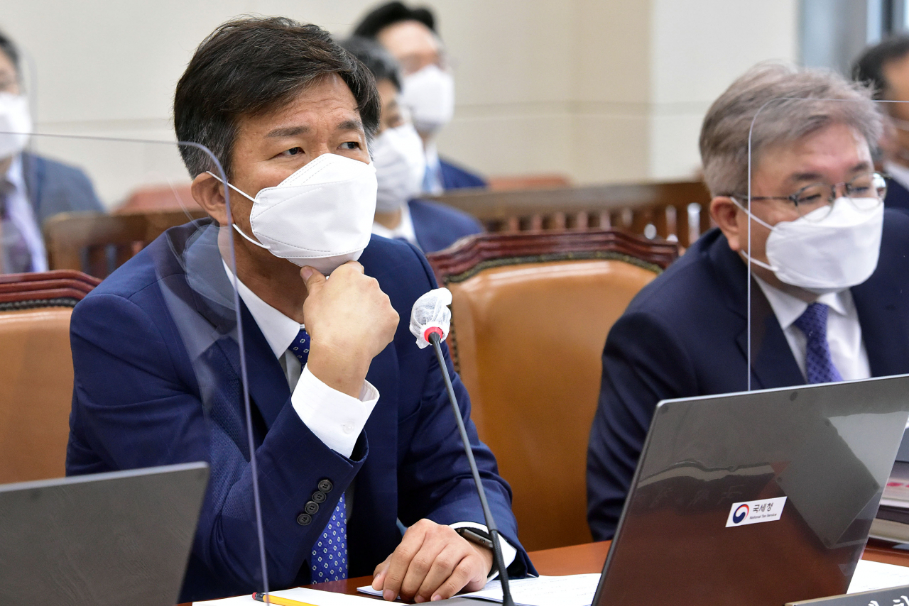 8일 국회 기획재정위원회의 국세청 등에 대한 국정감사에서 김대지 국세청장이 질문받고 있다. [연합]