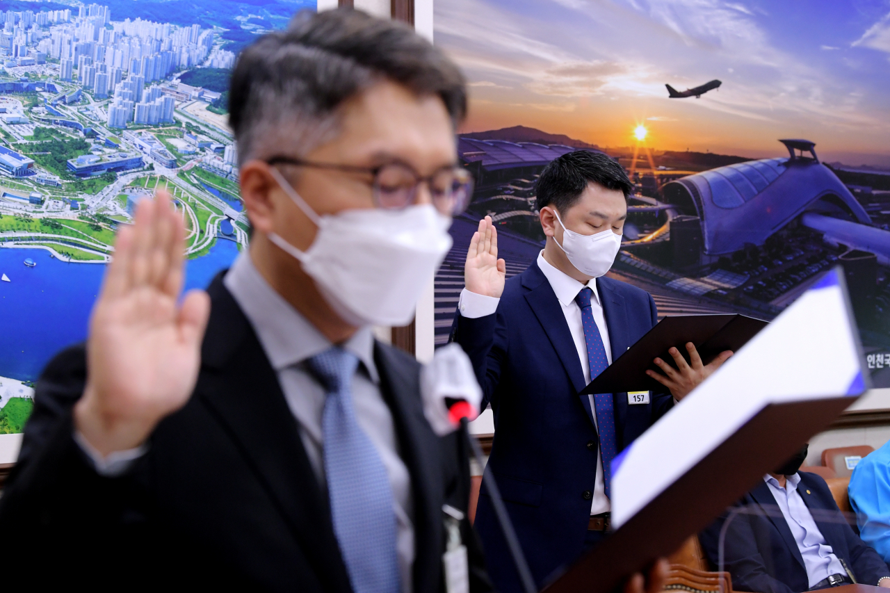 8일 오후 서울 여의도 국회에서 열린 국토교통위원회의 한국도로공사, 한국교통안전공단, 한국도로공사서비스(주) 등에 대한 국정감사에서 증인으로 출석한 장기환 쿠팡이츠 대표(오른쪽)가 선서를 하고 있다. 왼쪽은 류긍선 카카오모빌리티 대표. [연합]