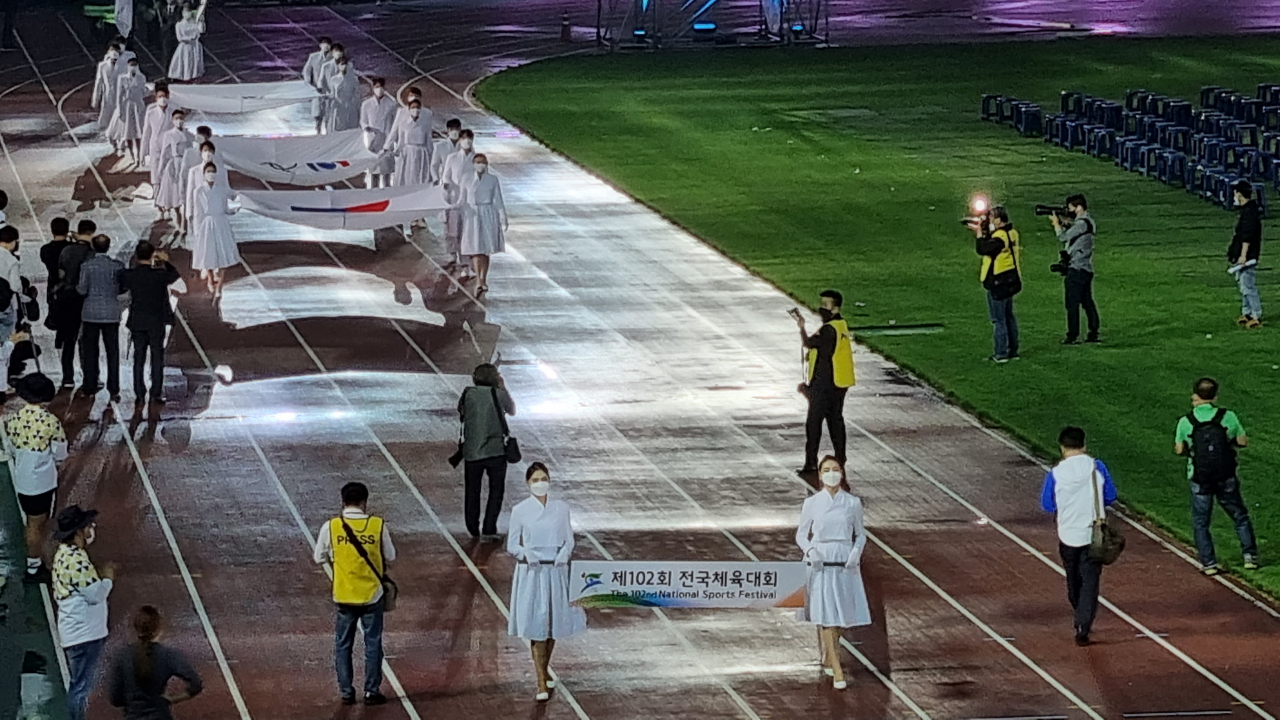 제102회 전국체육대회 개막식이 8일 오후 경북 구미시민운동장 주경기장에서 진행, 각 시도 선수단이 입장하고 있다.[사진=김병진 기자]