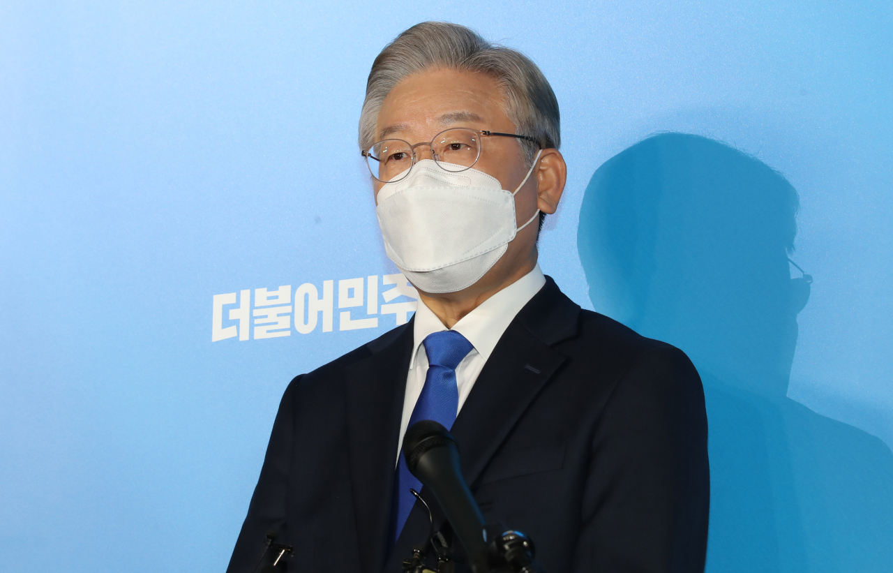 1일 오후 제주시 오등동 난타호텔에서 열린 더불어민주당 대선 후보 선출을 위한 제주 경선에서 1위를 차지한 이재명 후보가 인터뷰하고 있다. [연합]