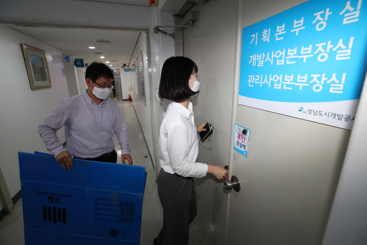 지난 29일 검찰관계자가 박스를 들고 성남도시개발공사 본부장실로 향하고 있는 모습. [연합]