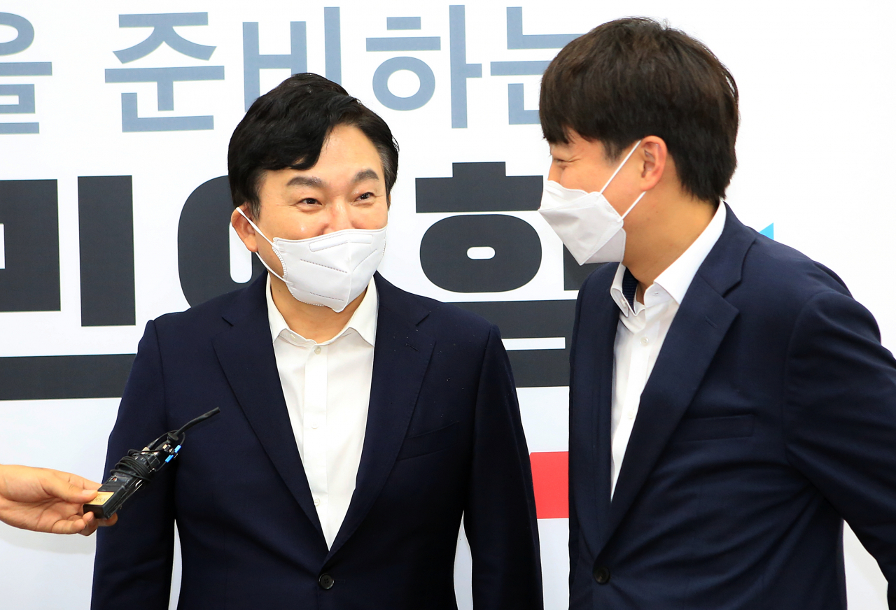 원희룡 국민의힘 대선 경선 후보가 8일 오후 국회를 방문, 이준석 대표와 인사하고 있다. [연합]