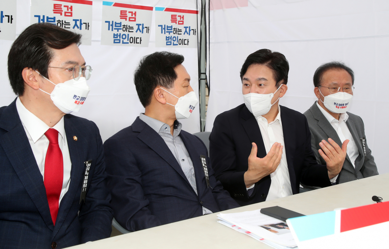 원희룡 국민의힘 대선 경선 후보가 8일 국회에 설치된 '국민의힘 대장동게이트 특검추진 천막투쟁본부'를 방문, 농성 중인 김기현 원내대표 등과 대화하고 있다. [연합]