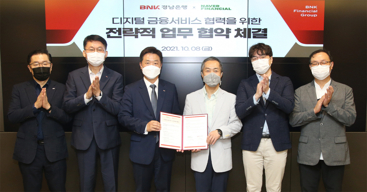 8일 BNK경남은행 김진한 상무(사진 왼쪽 세번째)와 네이버파이낸셜 서래호 책임리더(사진 오른쪽 세번째)가 ‘디지털 금융서비스 협력을 위한 전략적 업무 협약’을 체결하고 있다.