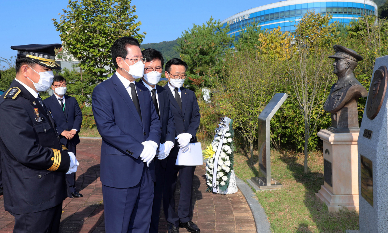 고 안병하치안감 흉상에 참배하고 있는 김영록지사와 조만형자치경찰위원장