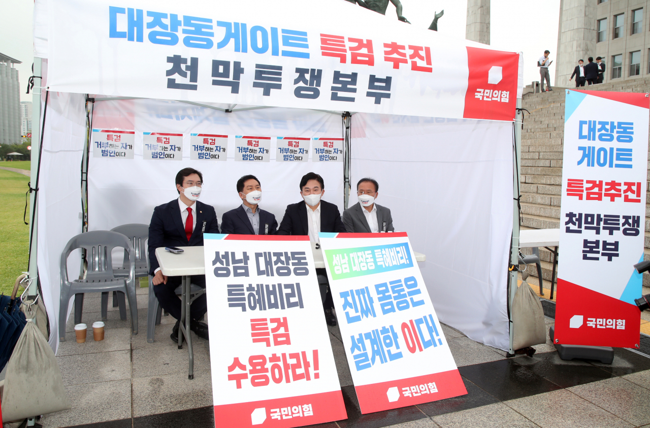 국민의힘 원희룡 대선 경선 후보가 8일 국회에 설치된 '국민의힘 대장동게이트 특검추진 천막투쟁본부'를 방문, 농성 중인 김기현 원내대표 등과 대화하고 있다. [연합뉴스]