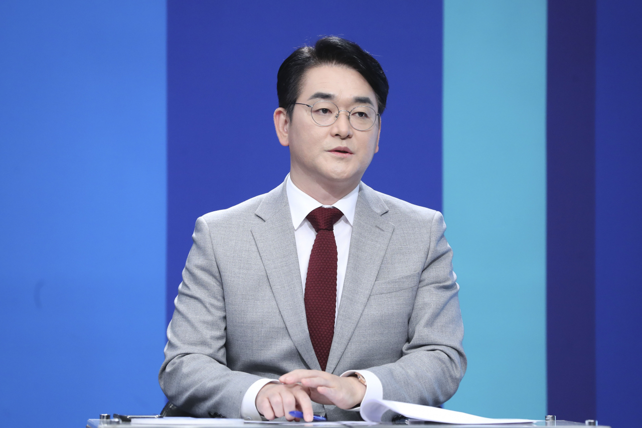 더불어민주당 박용진 대선 경선 후보가 지난 5일 오후 경기도 부천시 OBS에서 열린 더불어민주당 대선 후보 토론회에서 토론 준비를 하고 있다. [연합]