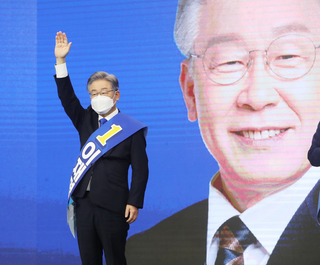 이재명 경기지사가 9일 오후 수원컨벤션센터에서 열린 경기 합동연설회에서 인사하고 있다. [연합뉴스]