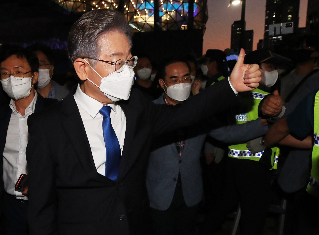 더불어민주당 이재명 대선 경선 후보가 9일 오후 경기도 수원시 영통구 수원컨벤션센터에서 열린 경기 합동연설회에서 결과 발표가 끝난 후 지지자들에게 인사하고 있다. [연합]