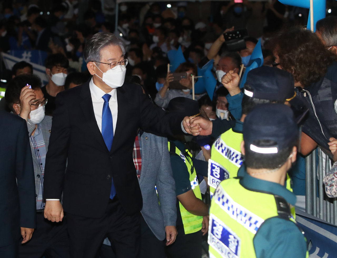 이재명 경기지사가 9일 오후 수원컨벤션센터에서 열린 경기 합동연설회에서 결과 발표 후 행사장을 나서며 지지자들에게 인사하고 있다.[연합뉴스]