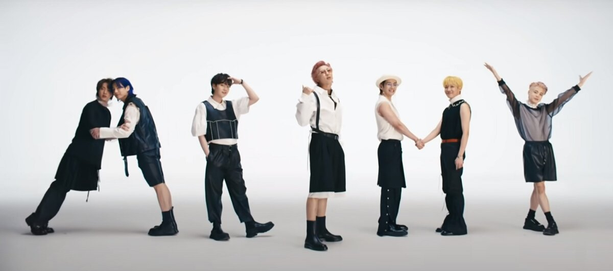 방탄소년단 멤버들이 팬덤인 ‘ARMY(아미)’ 에 대한 사랑을 몸으로 알파벳을 만들면서 고백하고 있다.