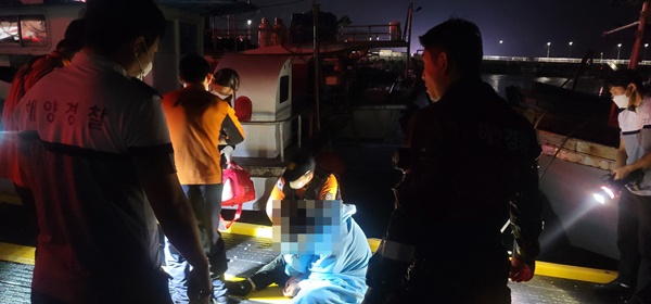 여수해경이 10일 새벽 바다에 추락한 낚시객을 구조한 뒤 담요 등으로 체온유지를 하고 있다. [여수해경 제공]