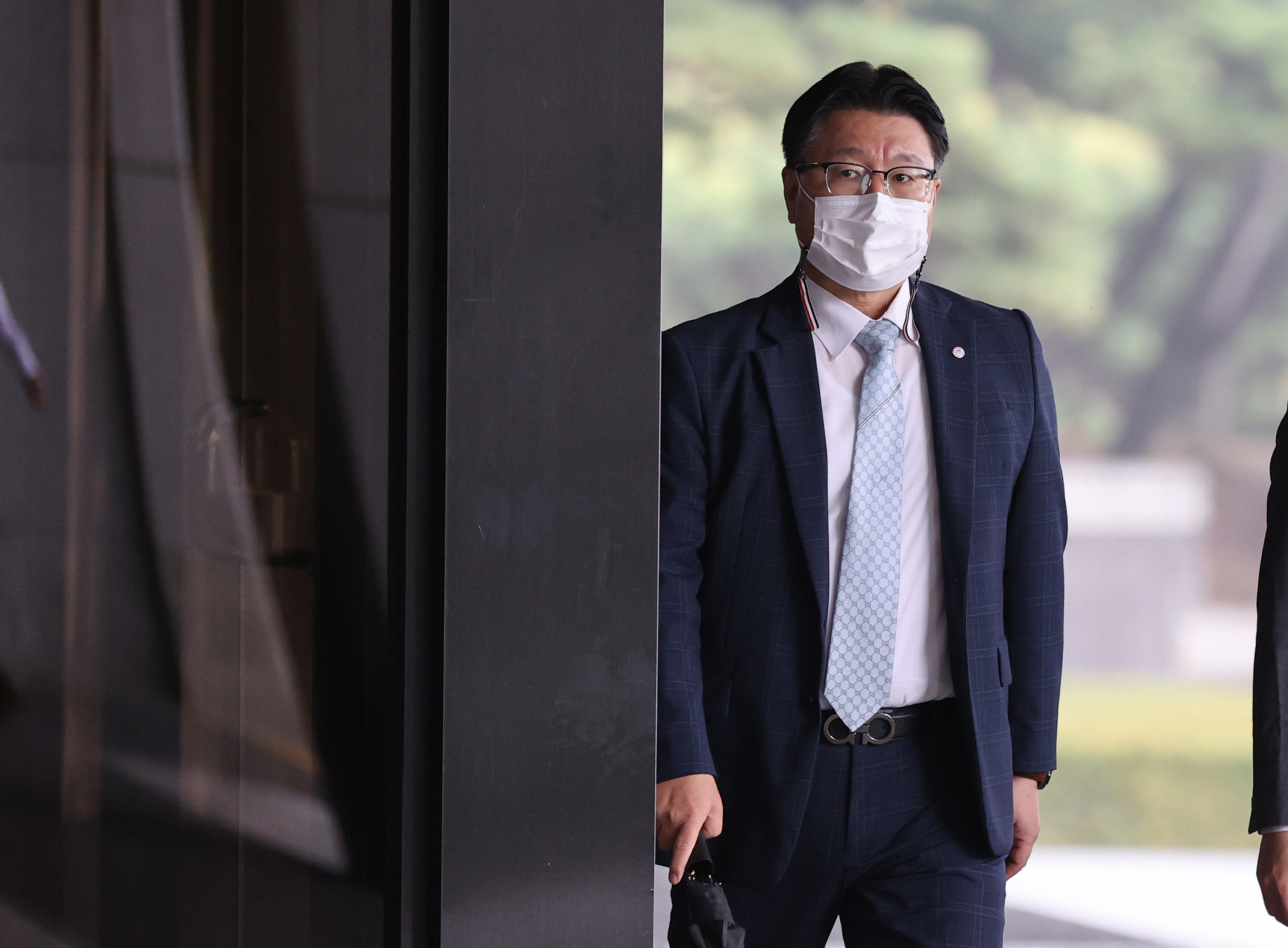 대장동 개발 로비·특혜 의혹 사건의 핵심 인물인 유동규 전 성남도시개발공사 기획본부장의 변호를 맡은 김국일 변호사가 지난 8일 서울 서초구 서울중앙지검으로 들어서고 있다. [연합]