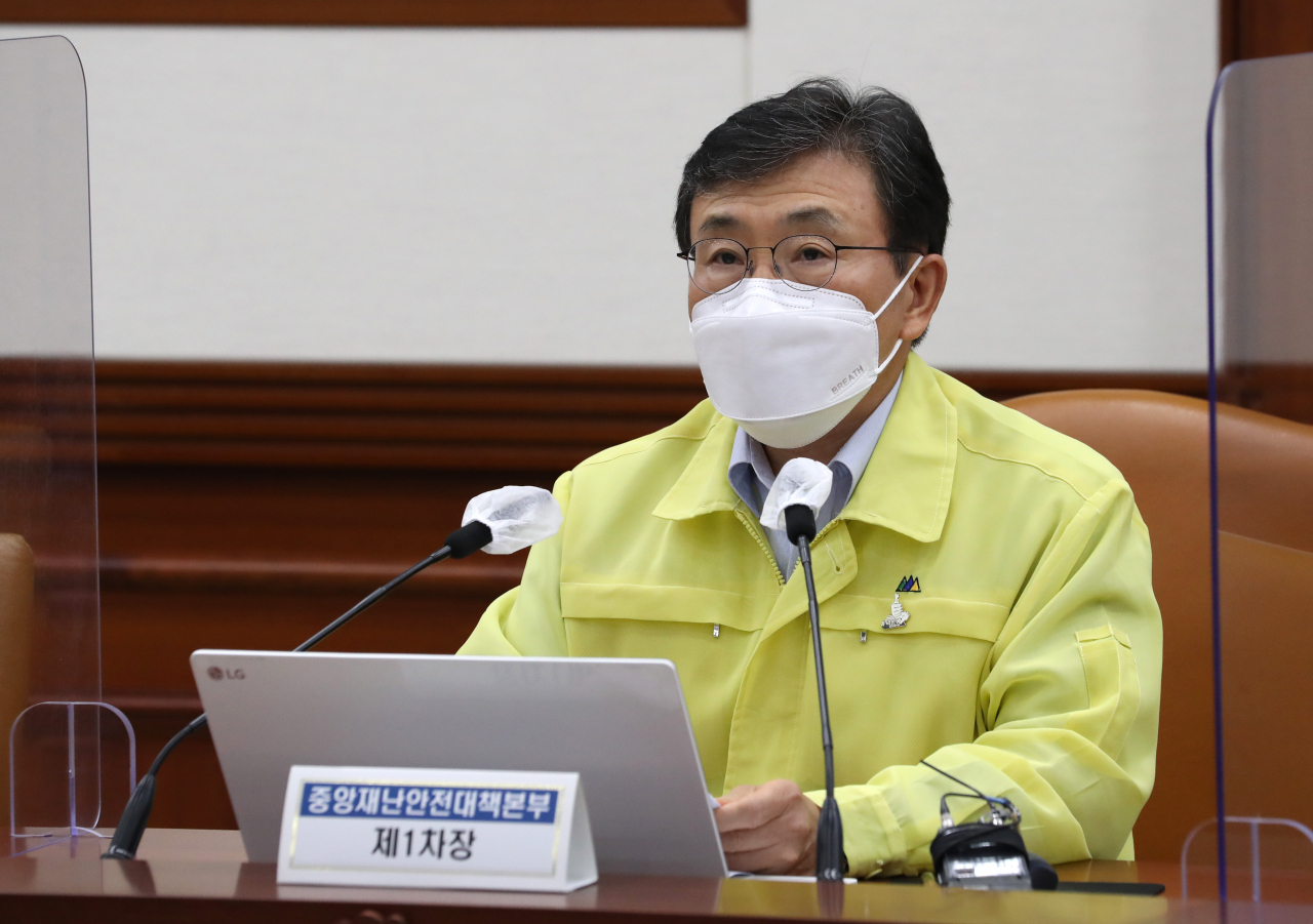 권덕철 중앙재난안전대책본부 1차장(보건복지부 장관)이 10일 정부서울청사에서 열린 코로나19 대응 중앙재난안전대책본부 회의에서 발언하고 있다. [연합]