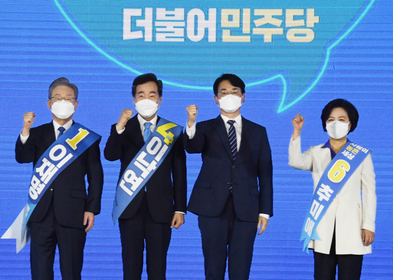 10일 오후 서울 송파구 올림픽공원 SK올림픽핸드볼경기장에서 열린 더불어민주당 제20대 대통령선거 후보자 선출을 위한 서울 합동연설회에서 이재명(왼쪽부터), 이낙연, 박용진, 추미애 후보가 기념촬영을 하고 있다. [연합]