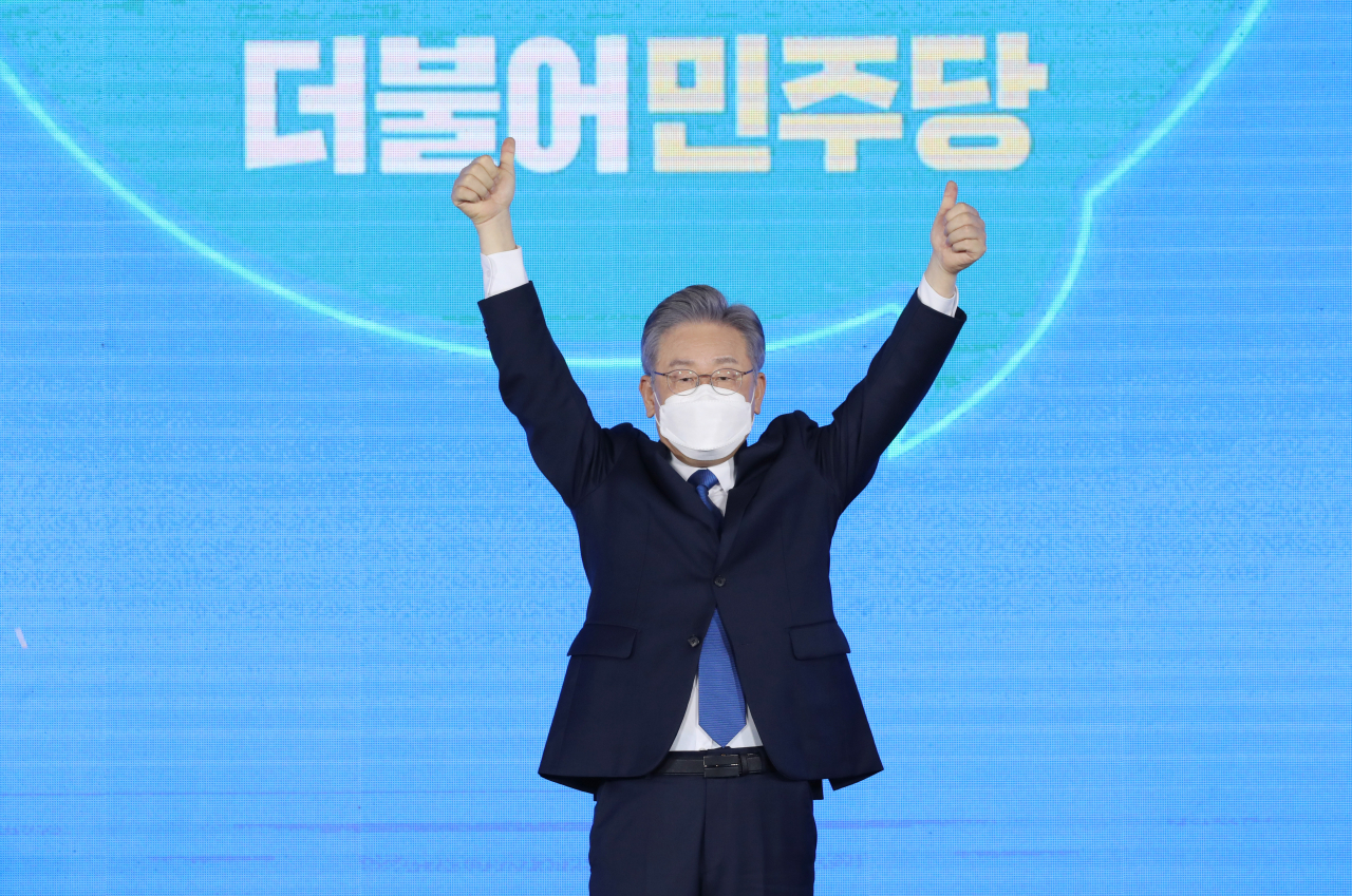 10일 오후 서울 송파구 올림픽공원 SK올림픽핸드볼경기장에서 열린 제20대 대통령선거 후보자 선출을 위한 서울 합동연설회에서 대선 후보로 확정된 이재명 경기도지사가 엄지손가락을 들어 보이고 있다. [연합]