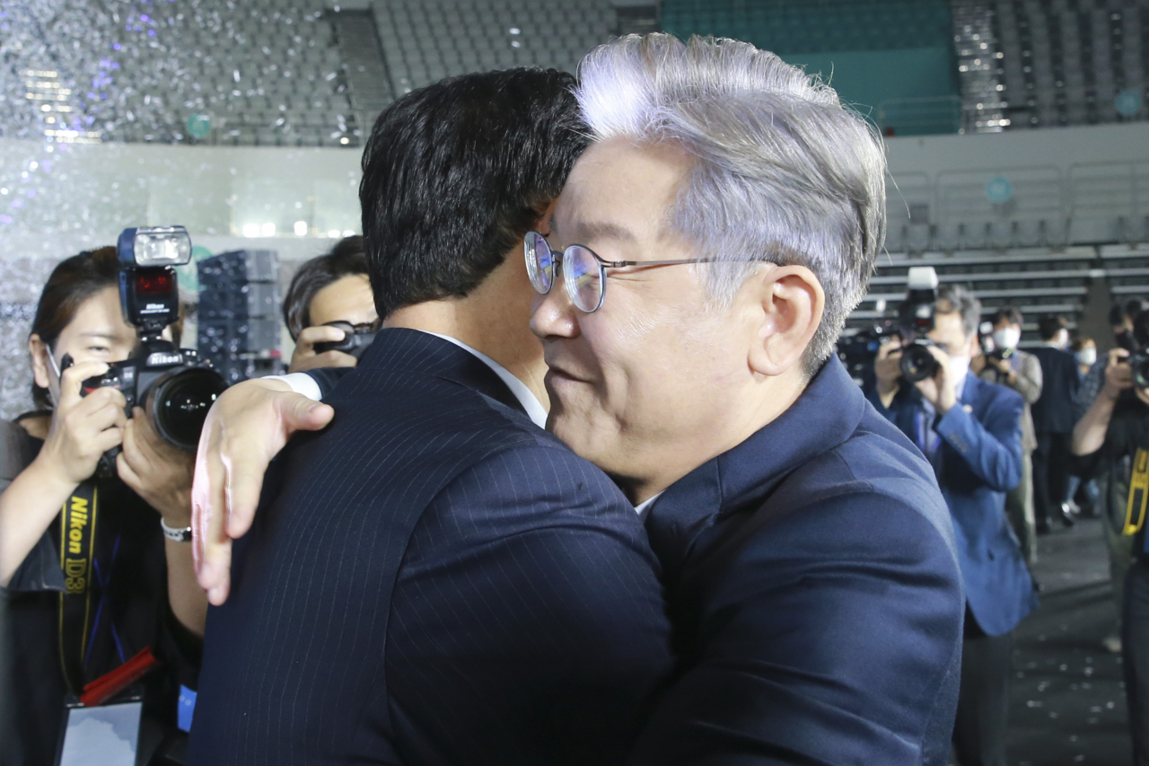 더불어민주당 제20대 대통령 후보에 선출된 이재명 경기도지사가 10일 오후 서울 송파구 올림픽공원 SK올림픽핸드볼경기장에서 열린 서울 합동연설회를 마치고 송영길 대표와 포옹을 하고 있다. [연합]