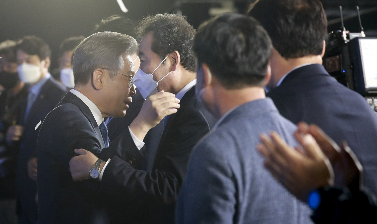 더불어민주당 제20대 대통령 후보에 선출된 이재명 경기도지사가 10일 오후 서울 송파구 올림픽공원 SK올림픽핸드볼경기장에서 열린 서울 합동연설회를 마치고 이낙연 전 대표와 포옹하고 있다. [연합]