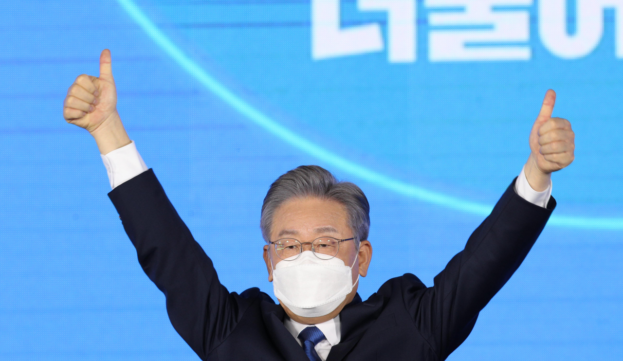 더불어민주당 제20대 대통령 후보에 선출된 이재명 경기도지사가 지난 10일 오후 서울 송파구 올림픽공원 SK올림픽핸드볼경기장에서 열린 서울 합동연설회에서 손을 들어 인사하고 있다. [연합]