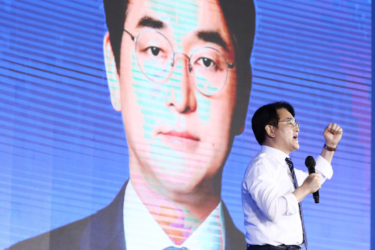 박용진 더불어민주당 대선 경선 후보가 10일 오후 서울 송파구 올림픽공원 SK올림픽핸드볼경기장에서 열린 더불어민주당 제20대 대통령선거 후보자 선출을 위한 서울 합동연설회에서 정견발표를 하고 있다. [연합]