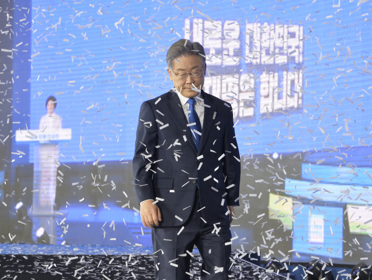 더불어민주당 제20대 대통령 후보에 선출된 이재명 경기도지사가 10일 오후 서울 송파구 올림픽공원 SK올림픽핸드볼경기장에서 열린 더불어민주당 서울 합동연설회에서 수락연설을 마치고 퇴장하고 있다. [연합]