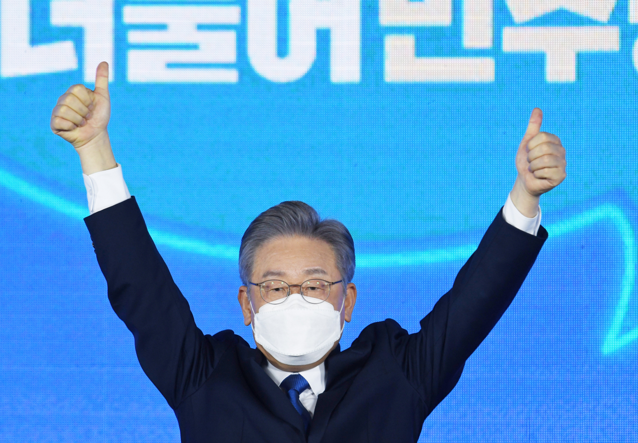 10일 오후 서울 송파구 올림픽공원 SK올림픽핸드볼경기장에서 열린 제20대 대통령선거 후보자 선출을 위한 서울 합동연설회에서 대선 후보로 확정된 이재명 경기도지사가 두 손을 번쩍 들어 인사하고 있다. [연합]