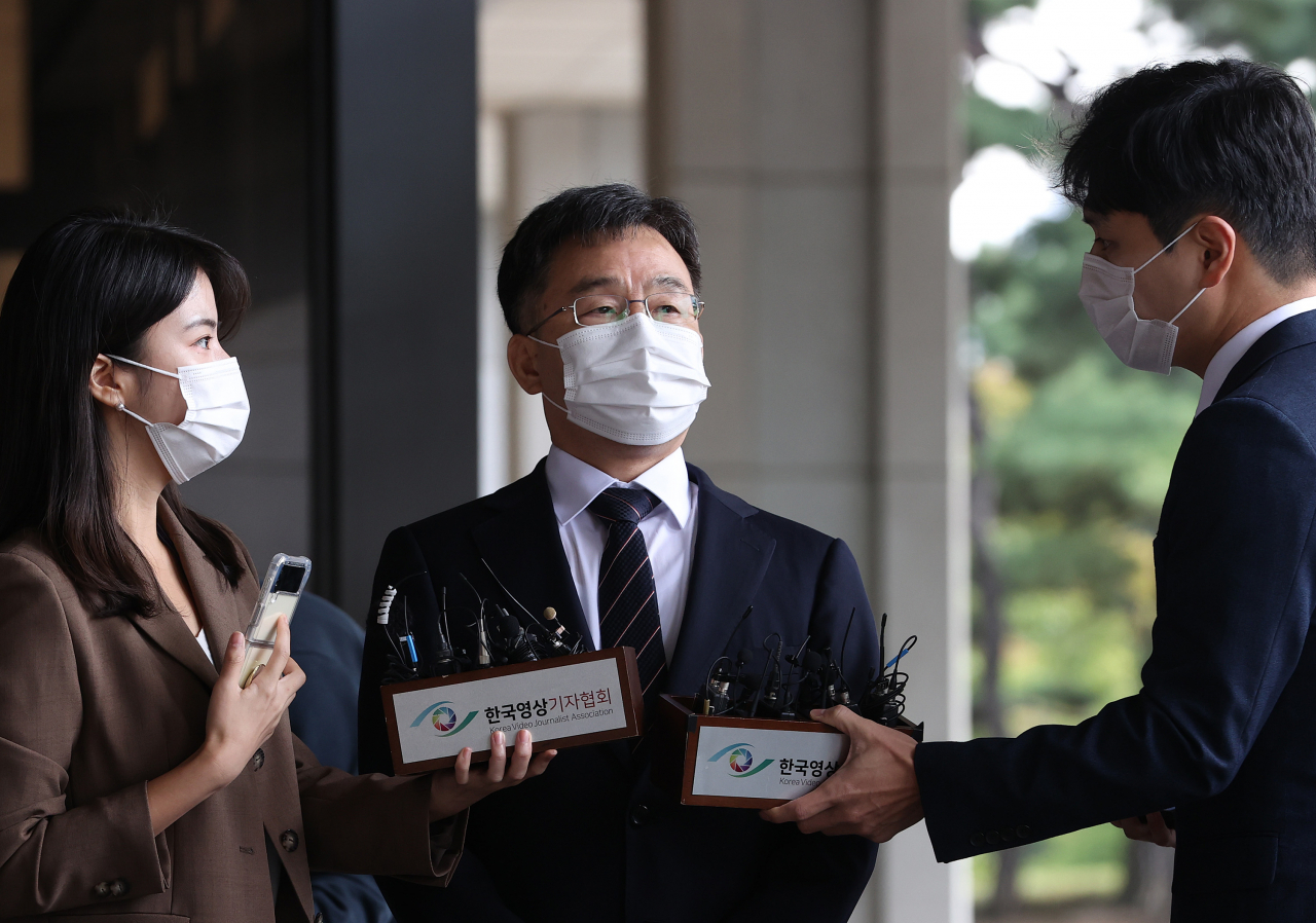 대장동 개발 로비·특혜 의혹의 핵심 인물인 화천대유자산관리(화천대유) 대주주 김만배 씨가 11일 오전 서울 서초구 서울중앙지검에 출석해 취재진의 질문에 답하고 있다. [연합]
