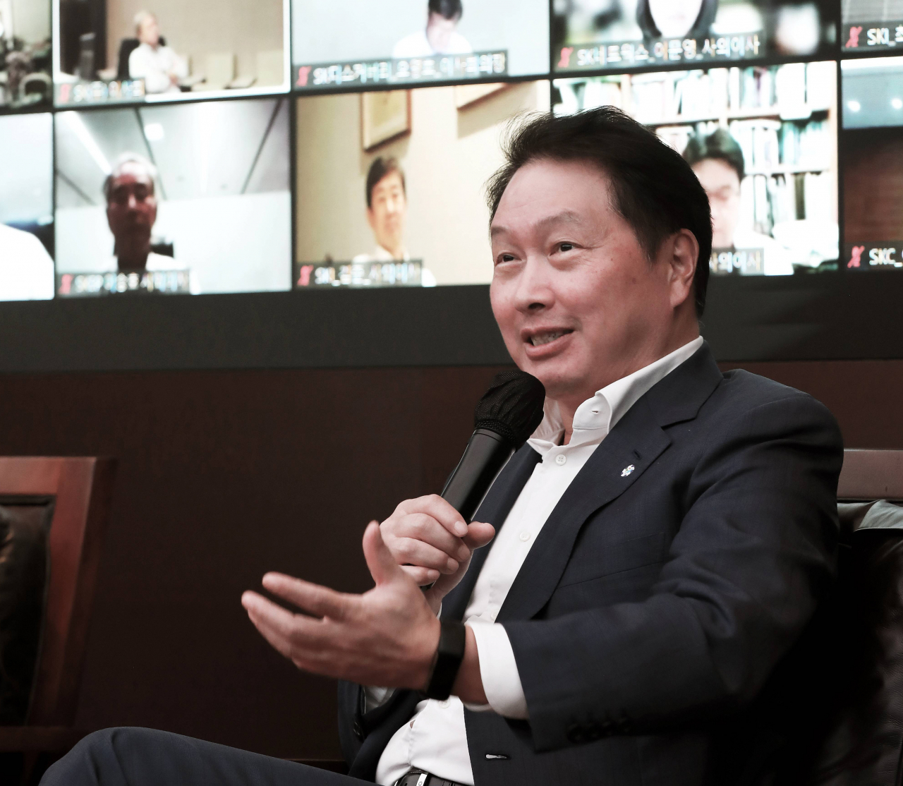 SK가 최근 13개 관계사 사내·외 이사들이 참석한 '거버넌스 스토리 워크숍'을 했다고 11일 밝혔다. 사진은 지난 7일 화상으로 열린 제3차 거버넌스 스토리 워크숍에서 발언하는 최태원 SK그룹 회장. [SK그룹 제공. 연합뉴스]