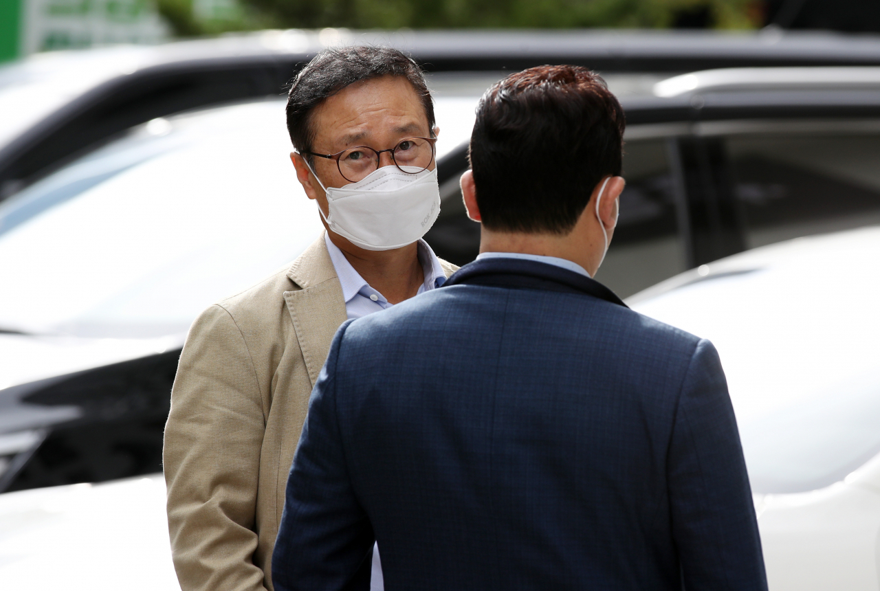 이낙연 캠프 공동선대위원장인 더불어민주당 홍영표의원이 11일 서울 여의도 캠프 사무실에서 열린 대선 후보 경선 무효표 처리 이의제기 관련 회의를 마치고 차량을 기다리고 있다. 연합뉴스